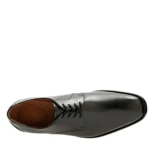 Clarks Gilman Lace – Sleek Nubuck Boots for Everyday Wear