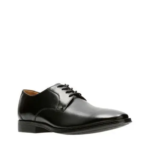 Clarks Gilman Lace – Sleek Nubuck Boots for Everyday Wear